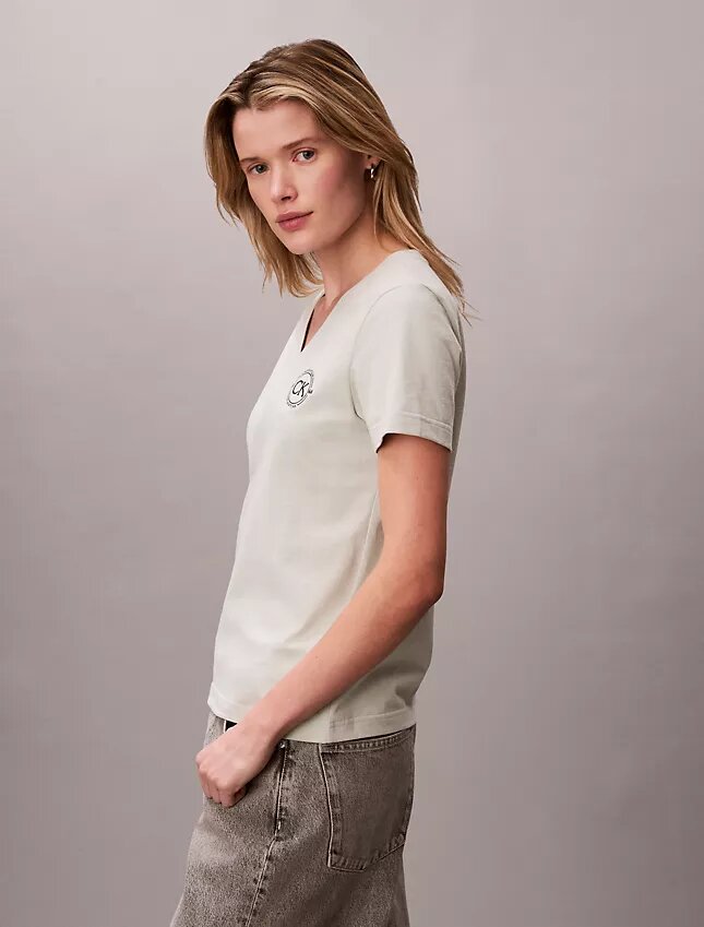 Besticktes Ck-Wappen-T-Shirt mit V-Ausschnitt Besticktes Ck-Wappen-T-Shirt mit V-Ausschnitt