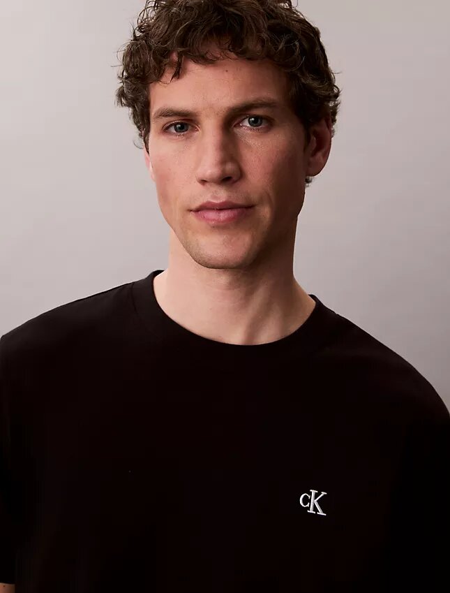 Besticktes Monogram-T-Shirt in lockerer Passform Besticktes Monogram-T-Shirt in lockerer Passform