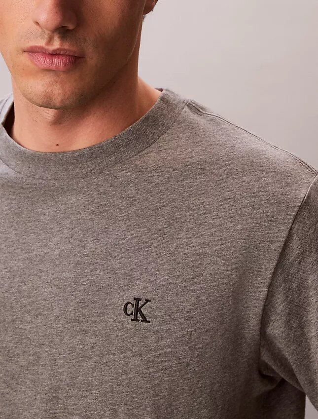 Besticktes Monogram-T-Shirt in lockerer Passform Besticktes Monogram-T-Shirt in lockerer Passform