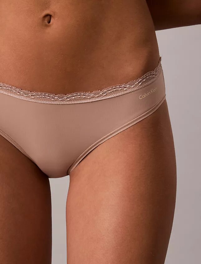Bikini aus Stretch-Microfiber mit Spitze Bikini aus Stretch-Microfiber mit Spitze