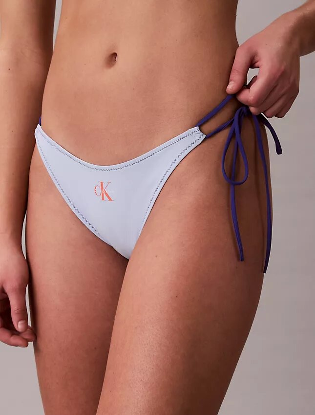 Bikini-Unterteile mit grafischem Monogram und seitlichen Bändern Bikini-Unterteile mit grafischem Monogram und seitlichen Bändern