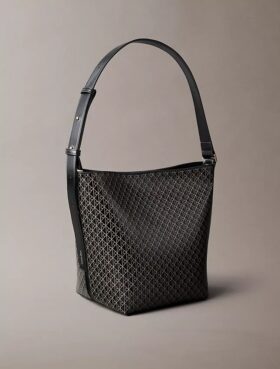 Bucket Bag mit durchgehendem Emblem-Logo und Beutel