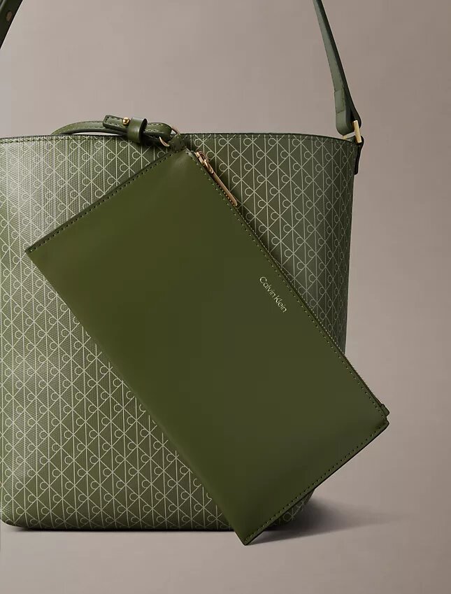 Bucket Bag mit durchgehendem Emblem-Logo und Beutel Bucket Bag mit durchgehendem Emblem-Logo und Beutel