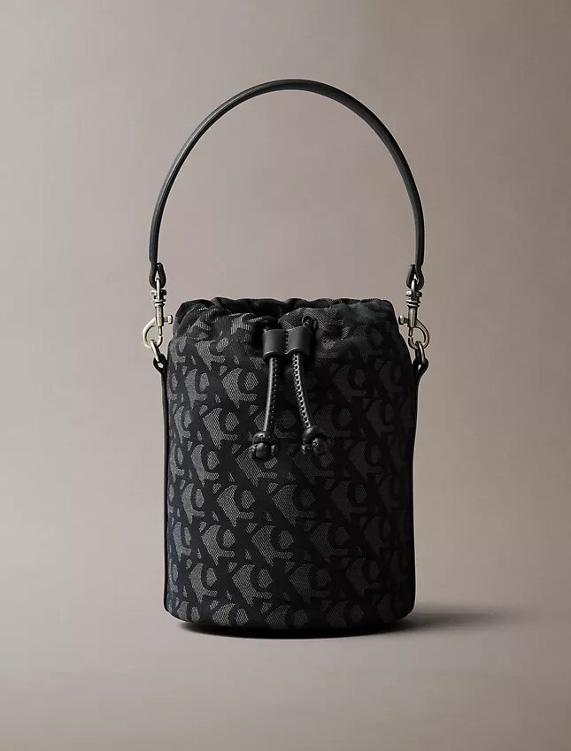 Bucket Bag mit durchgehendem Monogram Bucket Bag mit durchgehendem Monogram