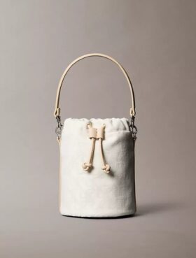 Bucket Bag mit durchgehendem Monogram