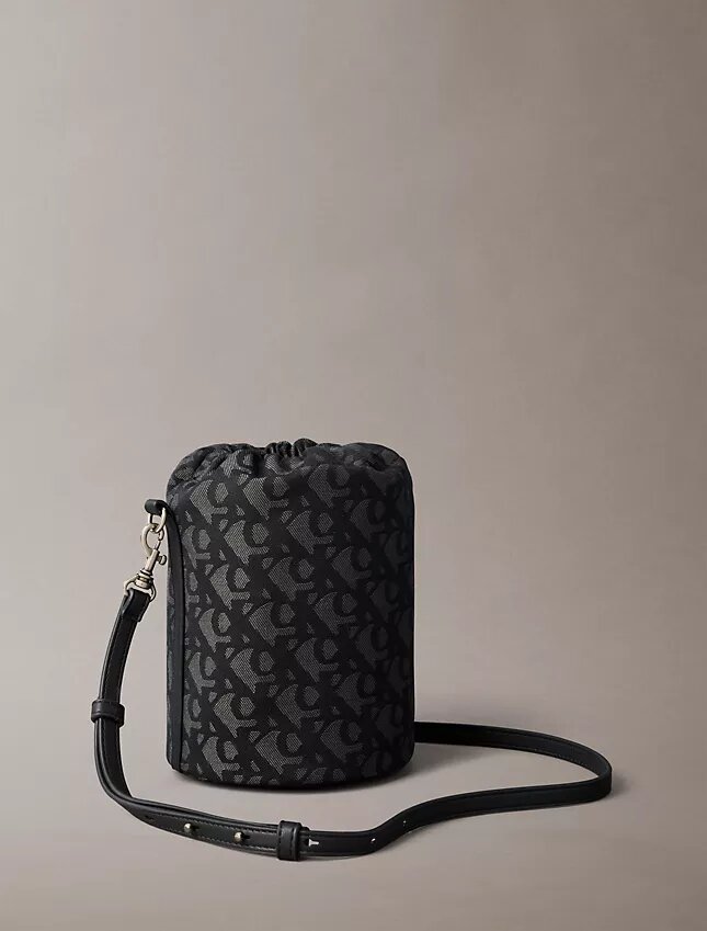 Bucket Bag mit durchgehendem Monogram Bucket Bag mit durchgehendem Monogram