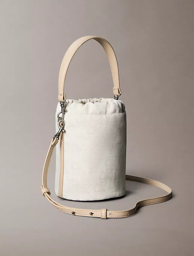 Bucket Bag mit durchgehendem Monogram Bucket Bag mit durchgehendem Monogram