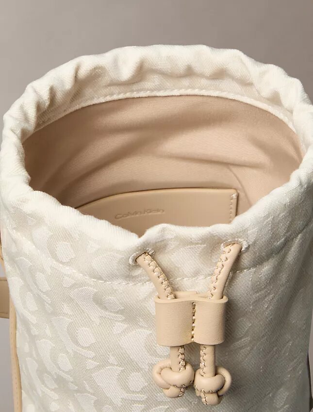 Bucket Bag mit durchgehendem Monogram Bucket Bag mit durchgehendem Monogram
