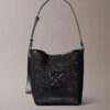 Bucket Bag mit Emblem aus Mesh Bucket Bag mit Emblem aus Mesh