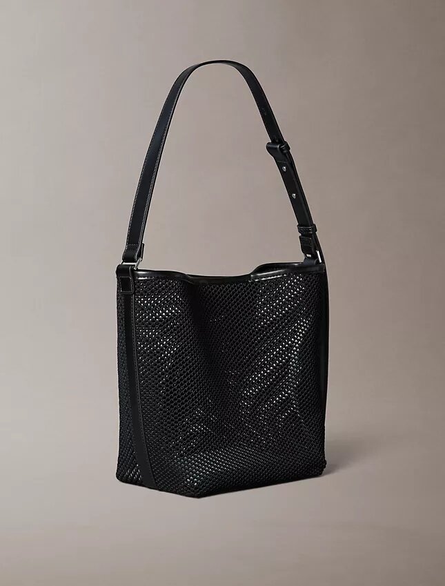 Bucket Bag mit Emblem aus Mesh Bucket Bag mit Emblem aus Mesh