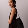 Bucket Bag mit Emblem aus Mesh Bucket Bag mit Emblem aus Mesh