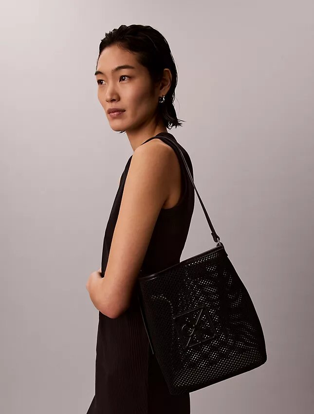 Bucket Bag mit Emblem aus Mesh Bucket Bag mit Emblem aus Mesh