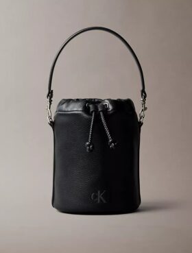 Bucket Bag mit Kieselstruktur
