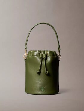 Bucket Bag mit Kieselstruktur
