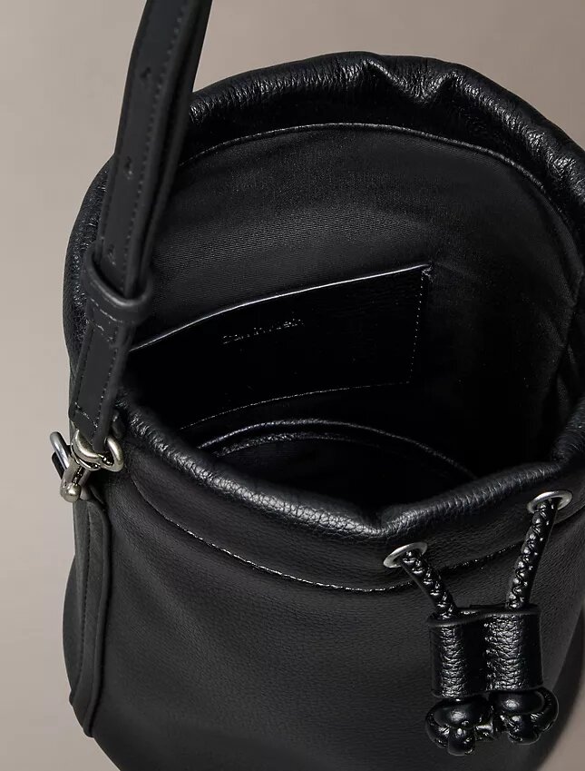 Bucket Bag mit Kieselstruktur Bucket Bag mit Kieselstruktur