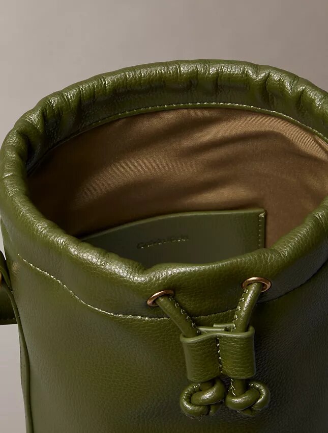 Bucket Bag mit Kieselstruktur Bucket Bag mit Kieselstruktur