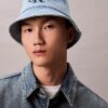 Bucket Hat aus gewaschenem Denim mit gesticktem Logo Bucket Hat aus gewaschenem Denim mit gesticktem Logo