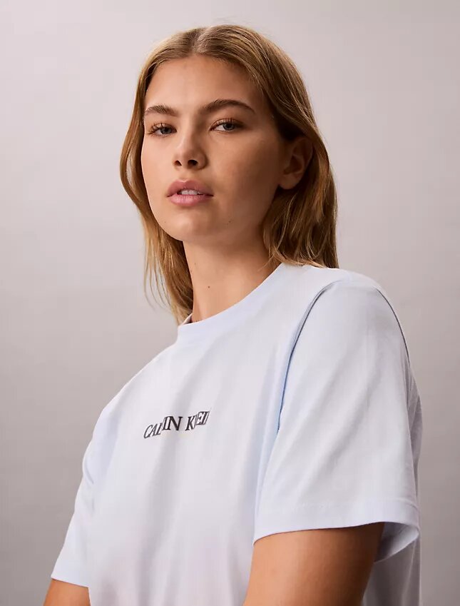 Calvin Klein Logo-Grafik-T-Shirt in Boxy-Passform Calvin Klein Logo-Grafik-T-Shirt in Boxy-Passform
