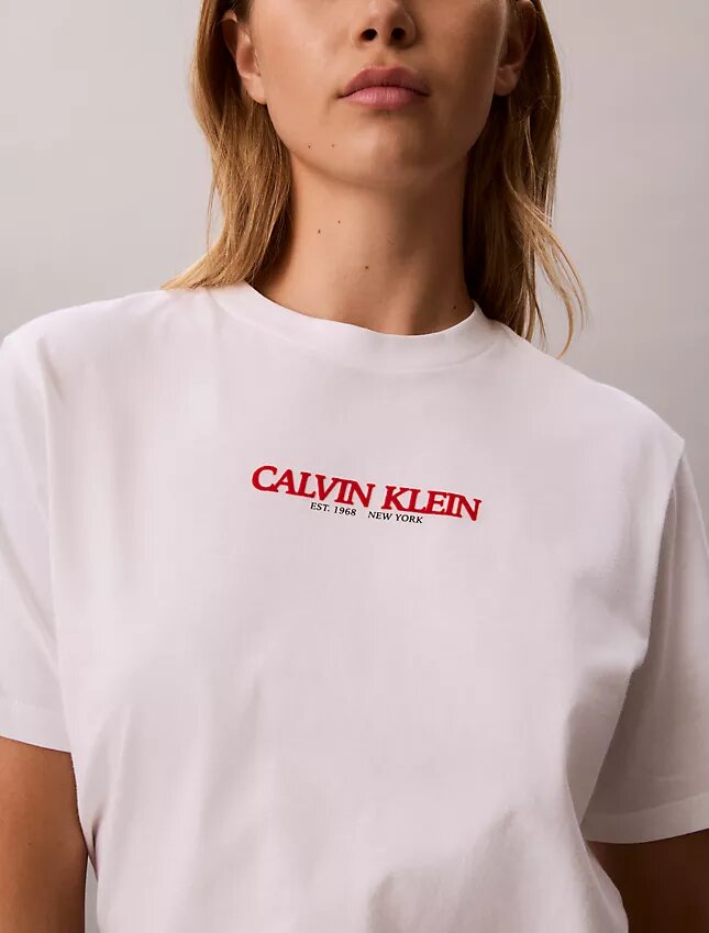 Calvin Klein Logo-Grafik-T-Shirt in Boxy-Passform Calvin Klein Logo-Grafik-T-Shirt in Boxy-Passform