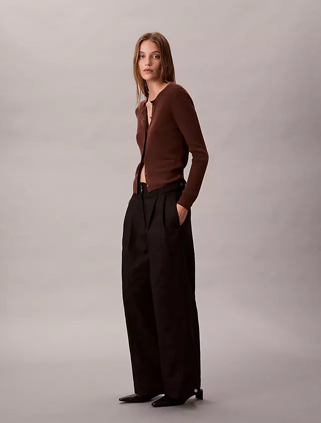 Chino-Hose mit verstellbarem weitem Bein Chino-Hose mit verstellbarem weitem Bein