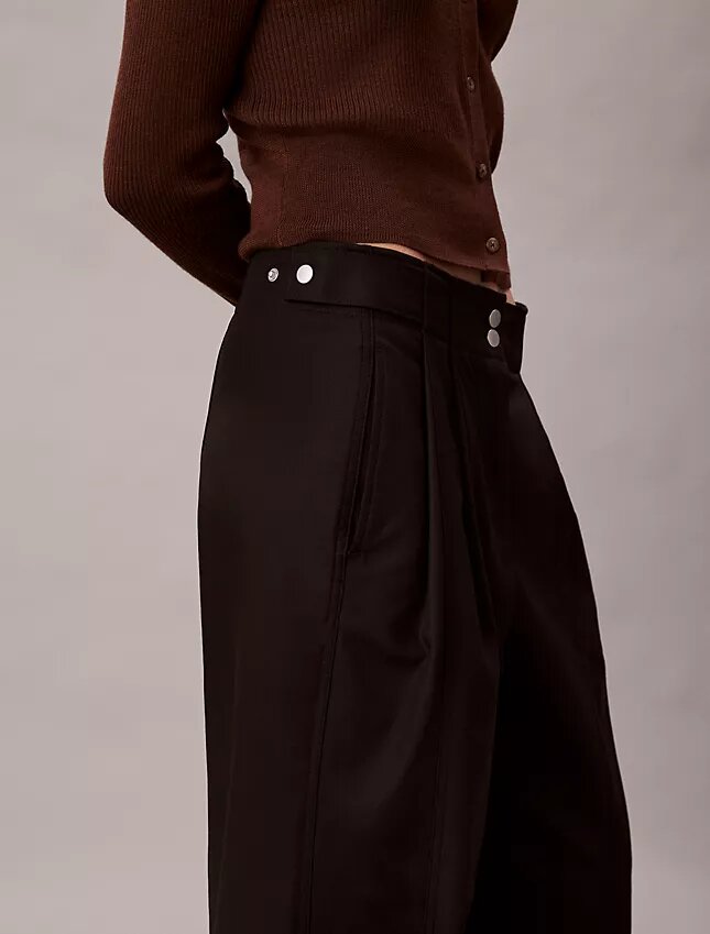 Chino-Hose mit verstellbarem weitem Bein Chino-Hose mit verstellbarem weitem Bein