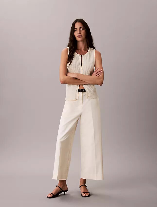 Chino-Hose mit weitem Bein und verkürztem Schnitt Chino-Hose mit weitem Bein und verkürztem Schnitt