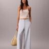 Chino-Hose mit weitem Bein und verkürztem Schnitt Chino-Hose mit weitem Bein und verkürztem Schnitt