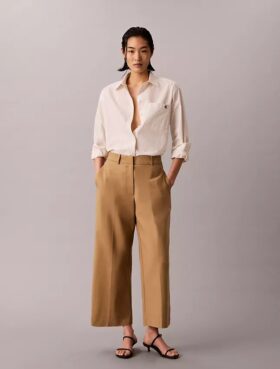 Chino-Hose mit weitem Bein und verkürztem Schnitt Chino-Hose mit weitem Bein und verkürztem Schnitt
