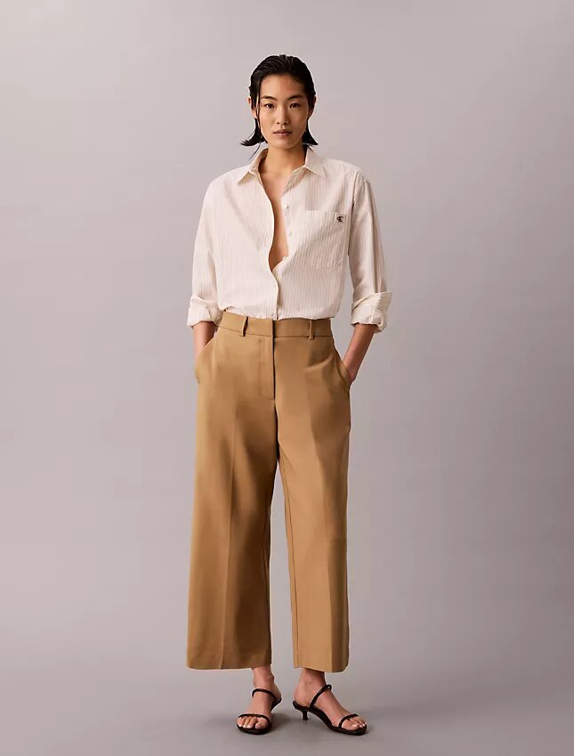 Chino-Hose mit weitem Bein und verkürztem Schnitt Chino-Hose mit weitem Bein und verkürztem Schnitt