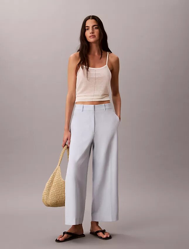 Chino-Hose mit weitem Bein und verkürztem Schnitt Chino-Hose mit weitem Bein und verkürztem Schnitt
