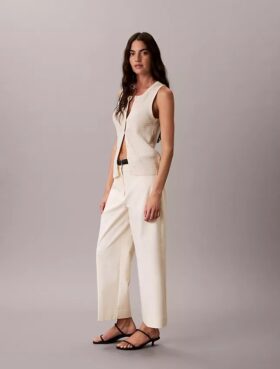 Chino-Hose mit weitem Bein und verkürztem Schnitt Chino-Hose mit weitem Bein und verkürztem Schnitt