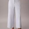 Chino-Hose mit weitem Bein und verkürztem Schnitt Chino-Hose mit weitem Bein und verkürztem Schnitt