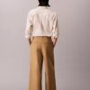 Chino-Hose mit weitem Bein und verkürztem Schnitt Chino-Hose mit weitem Bein und verkürztem Schnitt