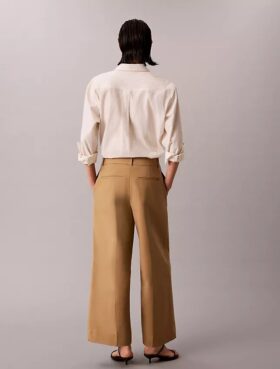 Chino-Hose mit weitem Bein und verkürztem Schnitt Chino-Hose mit weitem Bein und verkürztem Schnitt
