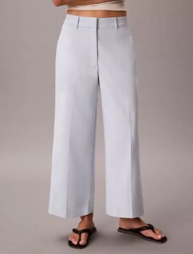 Chino-Hose mit weitem Bein und verkürztem Schnitt Chino-Hose mit weitem Bein und verkürztem Schnitt