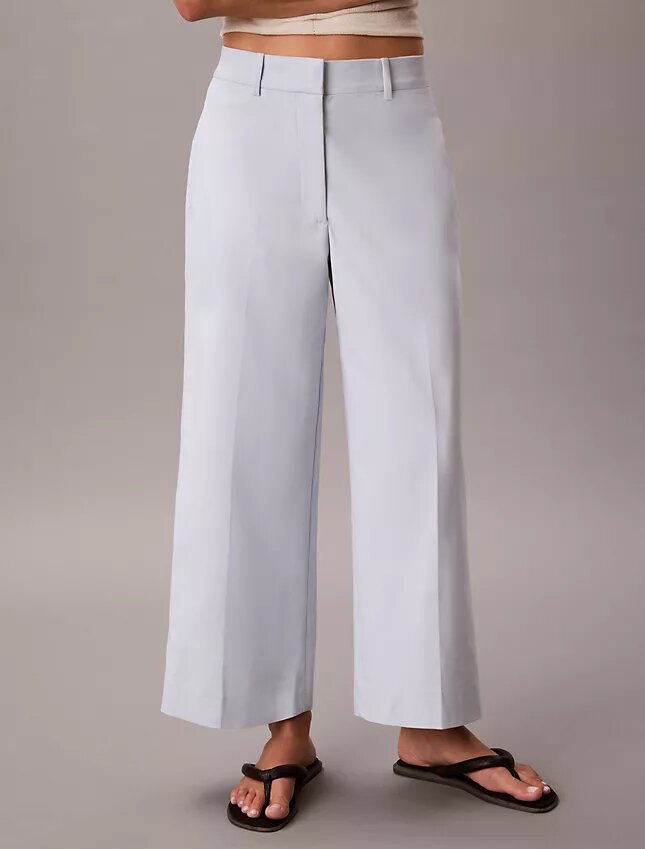 Chino-Hose mit weitem Bein und verkürztem Schnitt Chino-Hose mit weitem Bein und verkürztem Schnitt