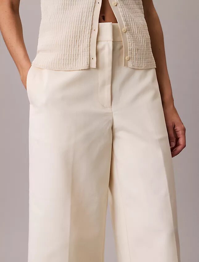 Chino-Hose mit weitem Bein und verkürztem Schnitt Chino-Hose mit weitem Bein und verkürztem Schnitt