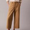 Chino-Hose mit weitem Bein und verkürztem Schnitt Chino-Hose mit weitem Bein und verkürztem Schnitt
