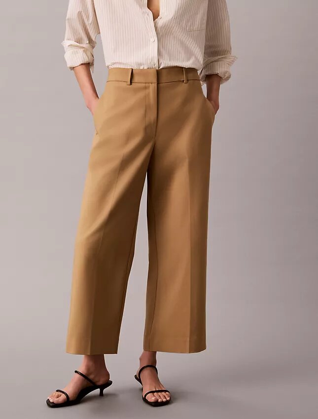 Chino-Hose mit weitem Bein und verkürztem Schnitt Chino-Hose mit weitem Bein und verkürztem Schnitt