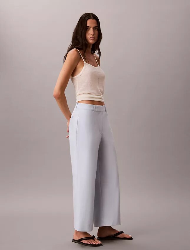 Chino-Hose mit weitem Bein und verkürztem Schnitt Chino-Hose mit weitem Bein und verkürztem Schnitt
