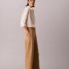 Chino-Hose mit weitem Bein und verkürztem Schnitt Chino-Hose mit weitem Bein und verkürztem Schnitt