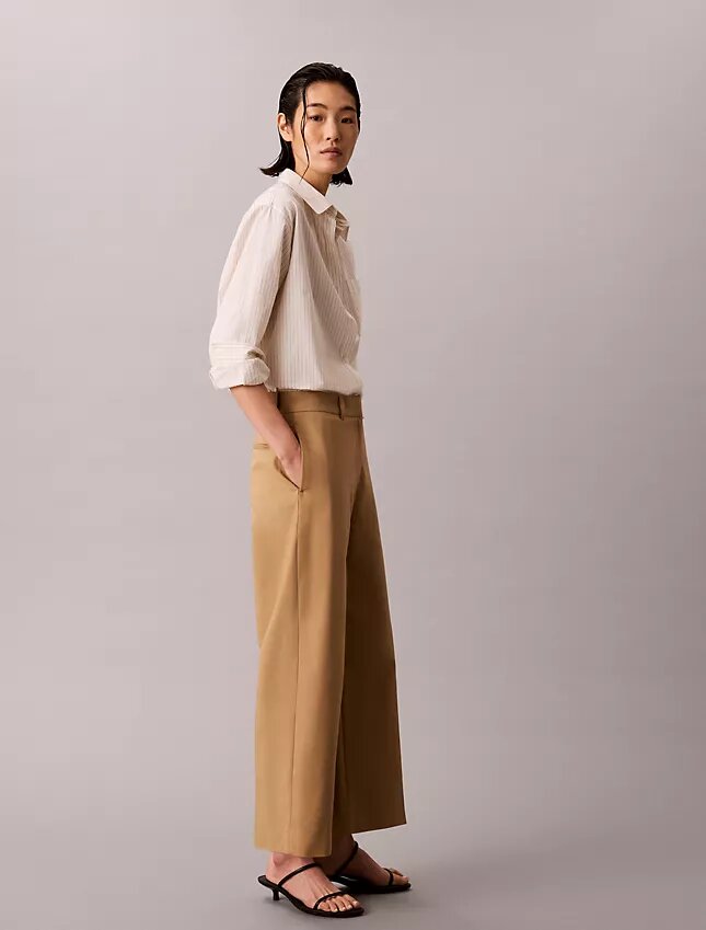 Chino-Hose mit weitem Bein und verkürztem Schnitt Chino-Hose mit weitem Bein und verkürztem Schnitt