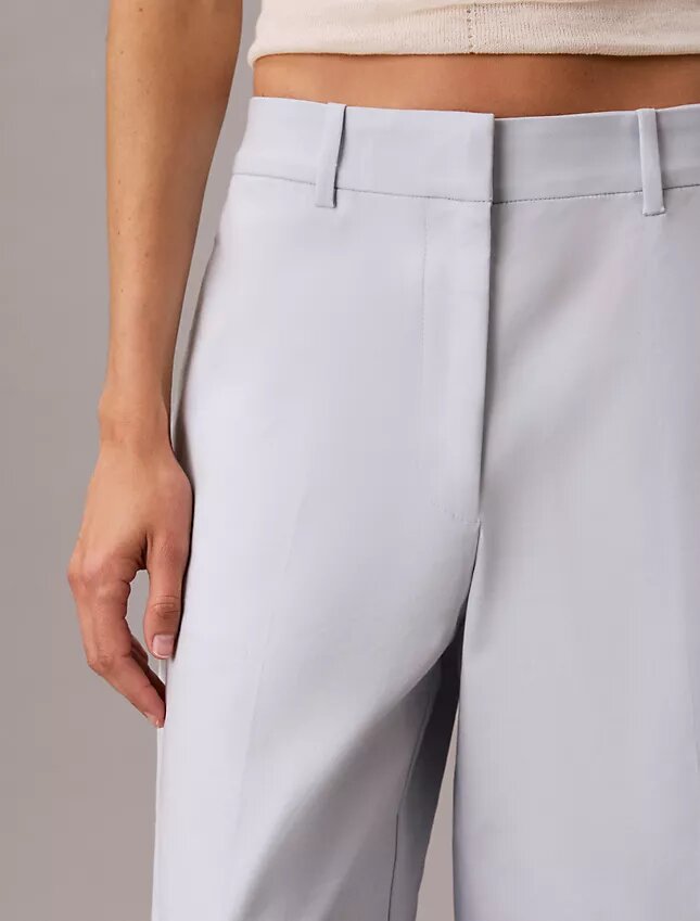 Chino-Hose mit weitem Bein und verkürztem Schnitt Chino-Hose mit weitem Bein und verkürztem Schnitt