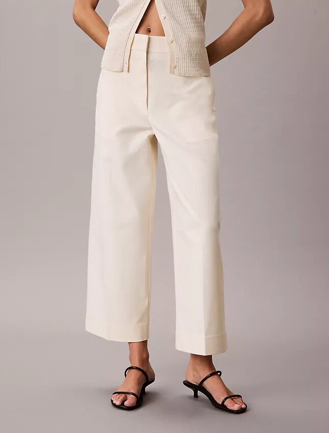 Chino-Hose mit weitem Bein und verkürztem Schnitt Chino-Hose mit weitem Bein und verkürztem Schnitt