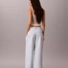 Chino-Hose mit weitem Bein und verkürztem Schnitt Chino-Hose mit weitem Bein und verkürztem Schnitt