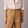 Chino-Hose mit weitem Bein und verkürztem Schnitt Chino-Hose mit weitem Bein und verkürztem Schnitt