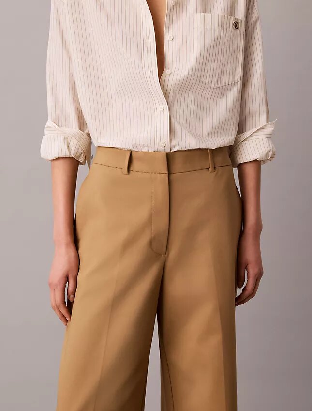 Chino-Hose mit weitem Bein und verkürztem Schnitt Chino-Hose mit weitem Bein und verkürztem Schnitt