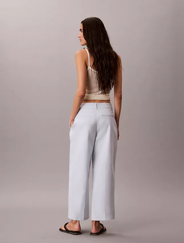 Chino-Hose mit weitem Bein und verkürztem Schnitt Chino-Hose mit weitem Bein und verkürztem Schnitt