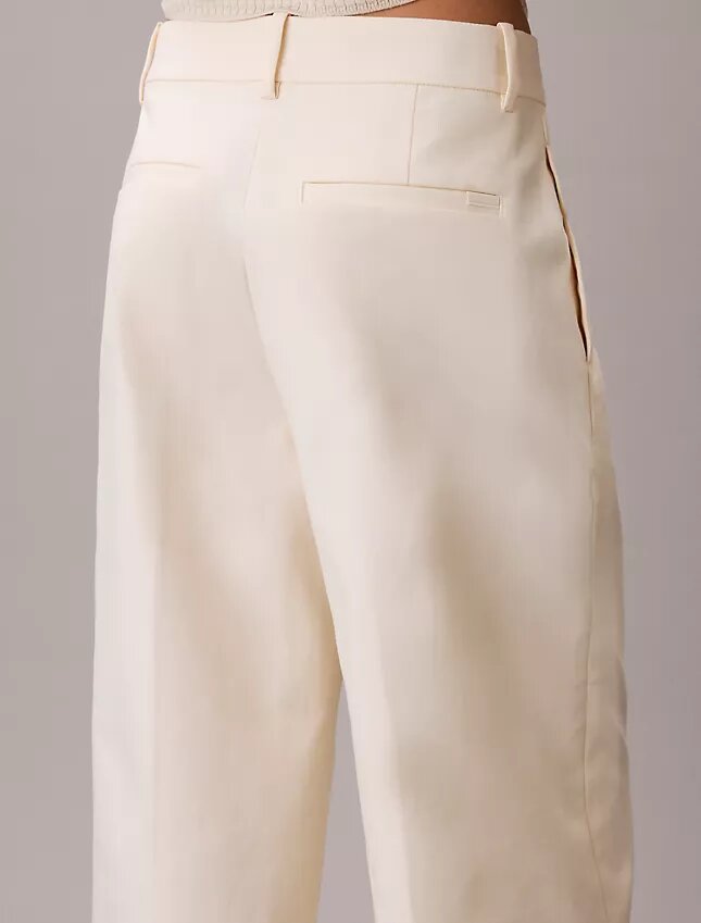 Chino-Hose mit weitem Bein und verkürztem Schnitt Chino-Hose mit weitem Bein und verkürztem Schnitt