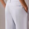 Chino-Hose mit weitem Bein und verkürztem Schnitt Chino-Hose mit weitem Bein und verkürztem Schnitt
